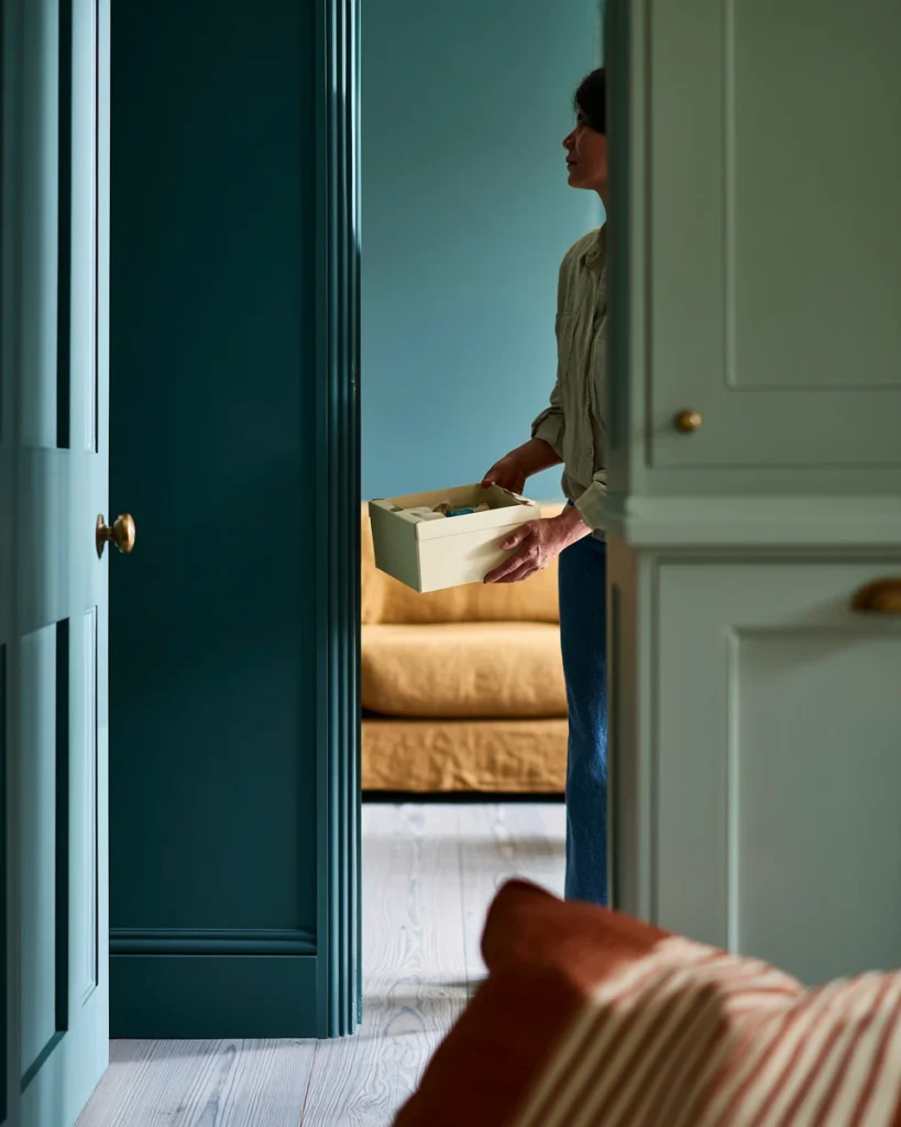 Hands carrying a small box out of a room during a ten minute session